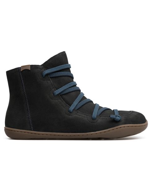 Kleine schwarze Ledersneaker