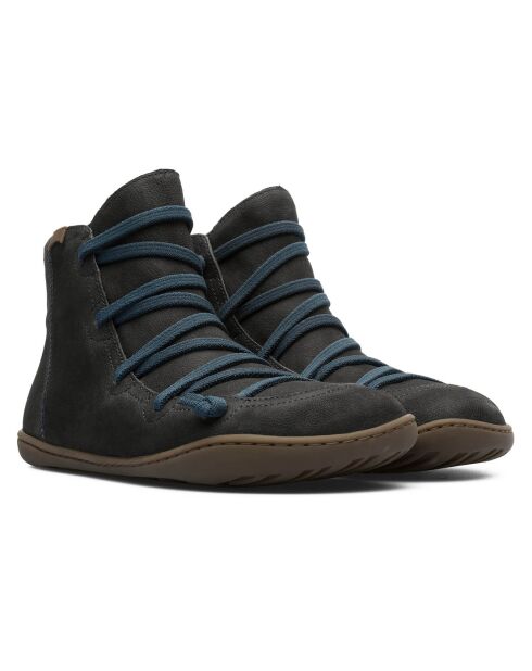 Kleine schwarze Ledersneaker
