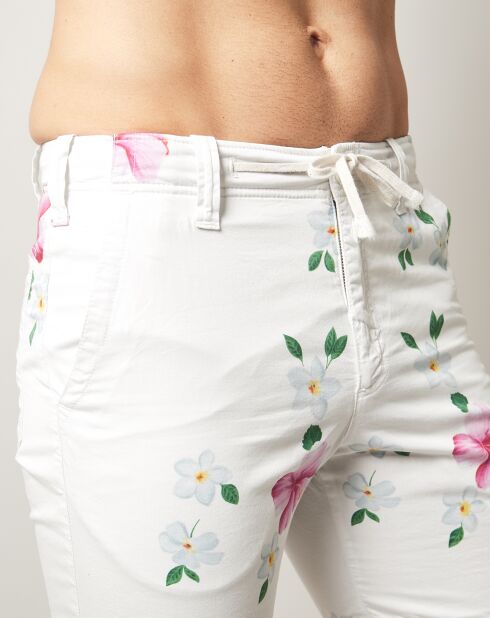 Weiße/mehrfarbige Shorts mit Beerenblumendruck