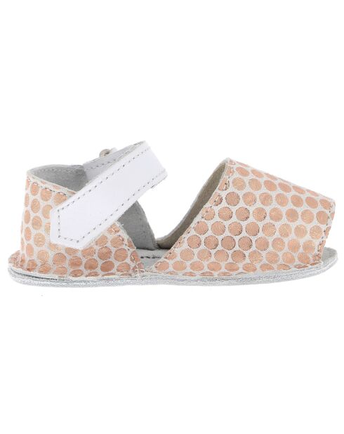 Weiße/Lachsfarbene gepunktete Ledersandalen