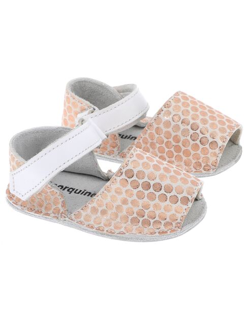 Weiße/Lachsfarbene gepunktete Ledersandalen