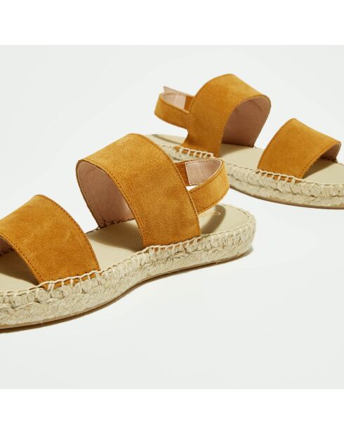 Camelfarbene Ledersandalen aus Samt