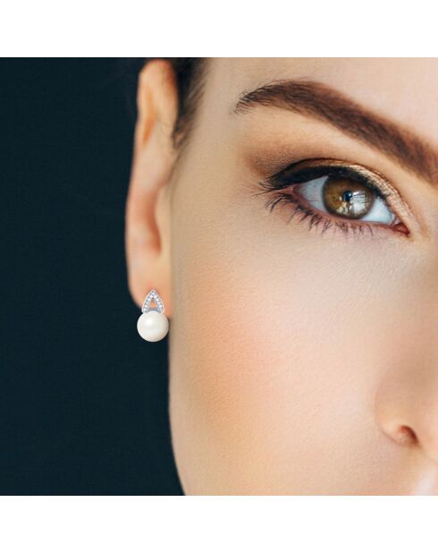 Arche oorbellen, gerhodineerd zilver, witte zoetwaterparels