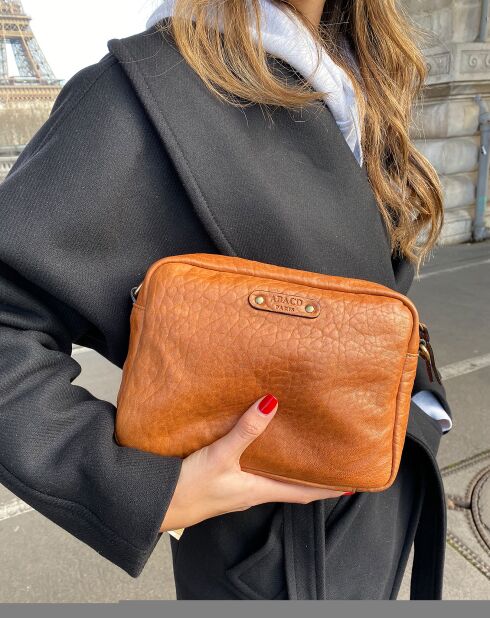 Maelys Schultertasche aus kamelfarbenem Lammleder - 22,5x7x16 cm