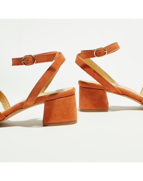 Aprikosenfarbene Ledersandalen aus Samt - 5 cm Absatz