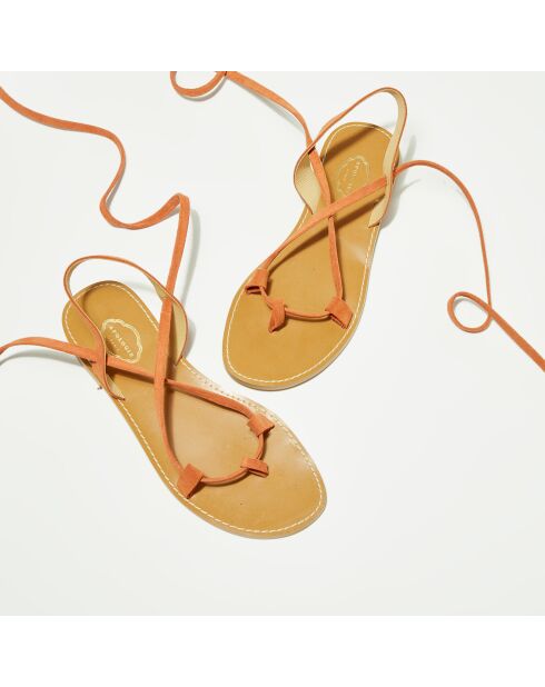 Aprikosenfarbene Samtsandalen aus Leder im Schritt