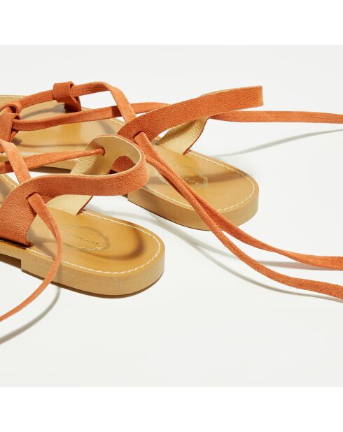 Aprikosenfarbene Samtsandalen aus Leder im Schritt