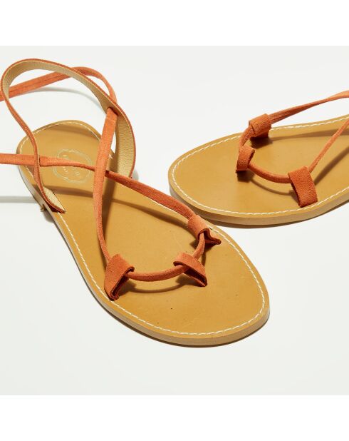 Aprikosenfarbene Samtsandalen aus Leder im Schritt