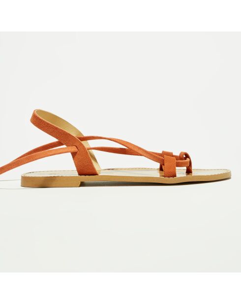 Aprikosenfarbene Samtsandalen aus Leder im Schritt