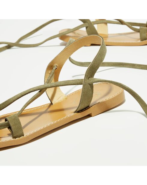 Khakifarbene Fingerledersandalen aus Samt