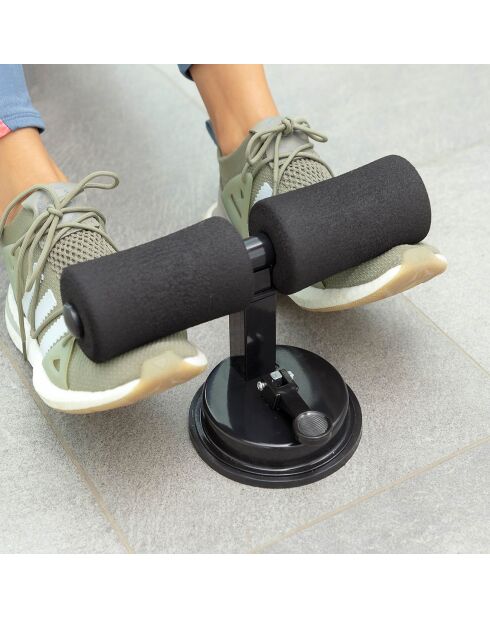 Sit-up-Bar am Eingang mit Übungsanleitung