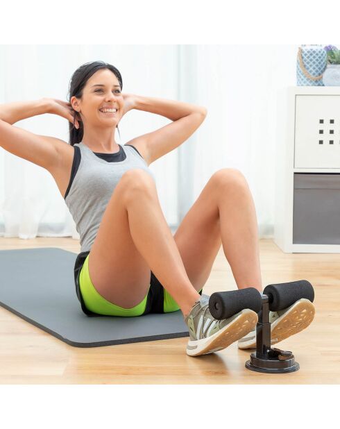 Sit-up-Bar am Eingang mit Übungsanleitung