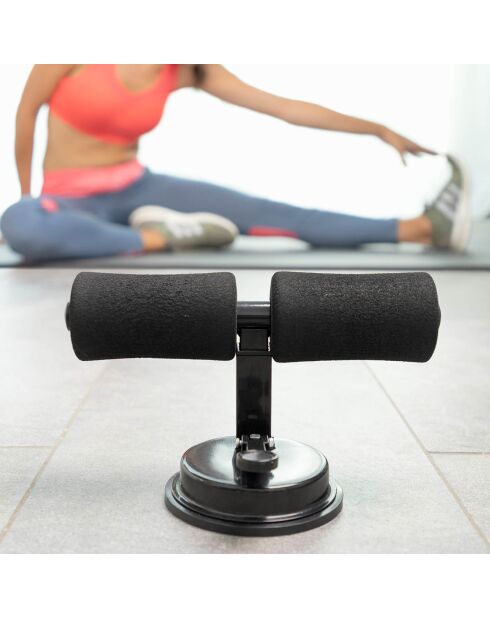 Sit-up-Bar am Eingang mit Übungsanleitung