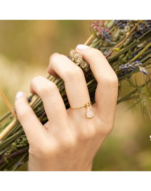 Anillo ajustable Louise Quartz en latón dorado