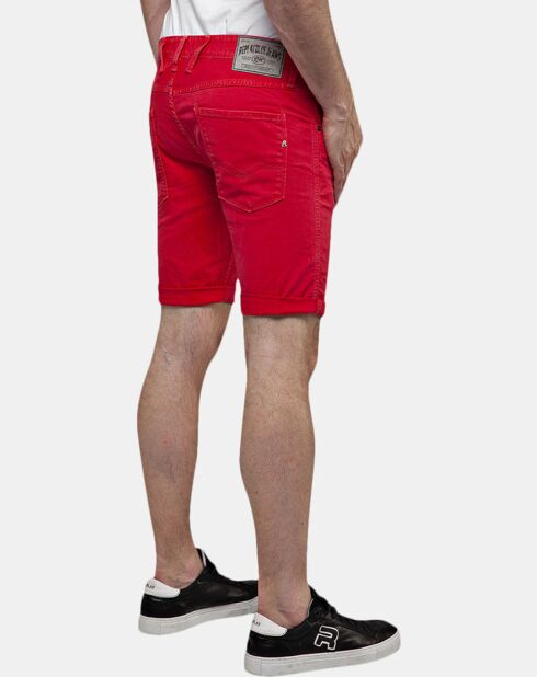 Pantalones cortos ajustados de color rojo