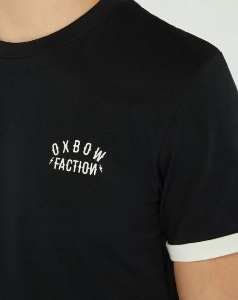 T-shirt Trophy nera con maniche arrotolate