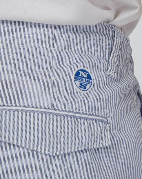 Popplin slim chinoshort met wit/blauwe strepen