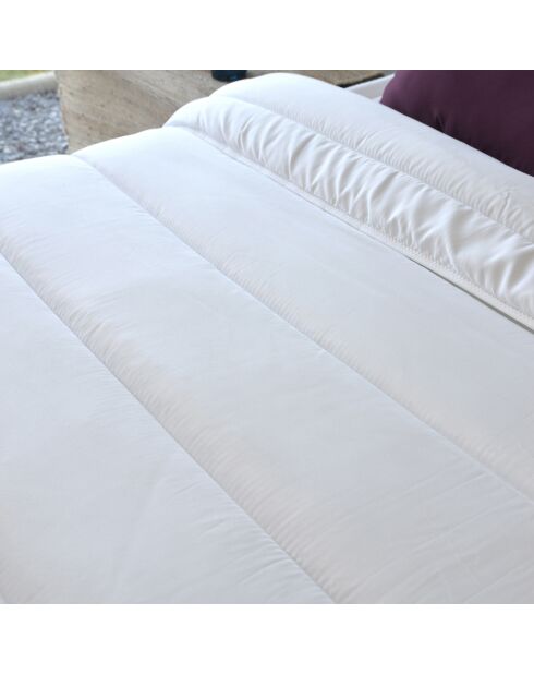 Couette tempérée blanche