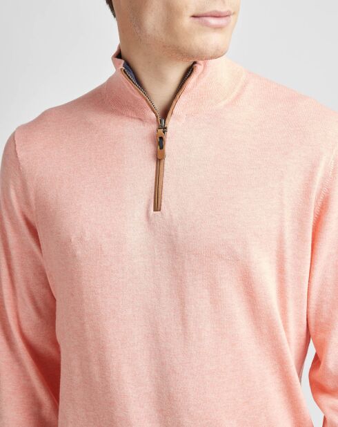 Lachsfarbener Pullover mit Truckerkragen