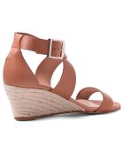 Julia camelkleurige leren sandalen met sleehak van 7 cm