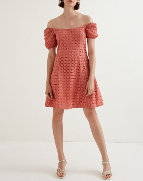 Rougefarbenes Kleid Cadix mit Lochmuster