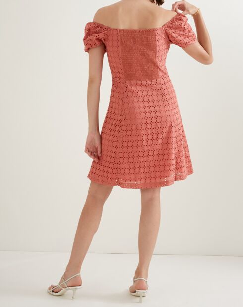 Rougefarbenes Kleid Cadix mit Lochmuster