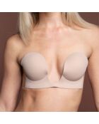 Beiger, nahtlos haftender BH mit U-Ausschnitt