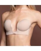 Beiger, nahtlos haftender BH mit U-Ausschnitt