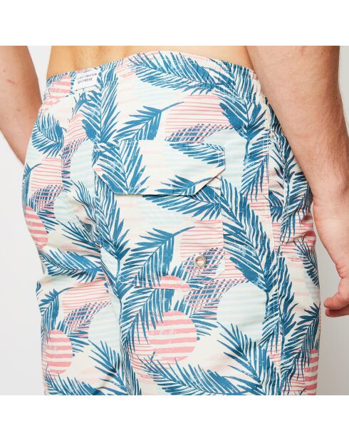 Pantalones cortos de baño verde, amarillo y rojo al atardecer