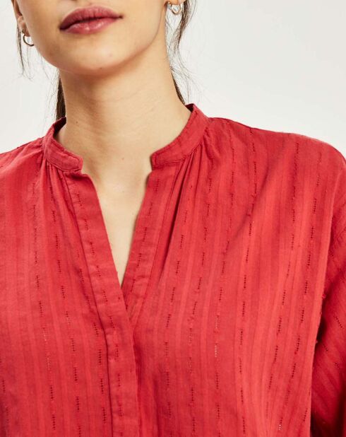 Camicetta candida arrugginita