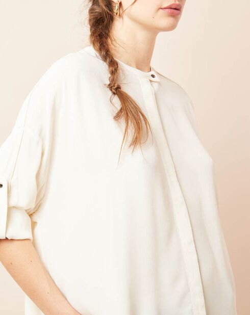 Ecrufarbenes Hemd mit Rollärmeln
