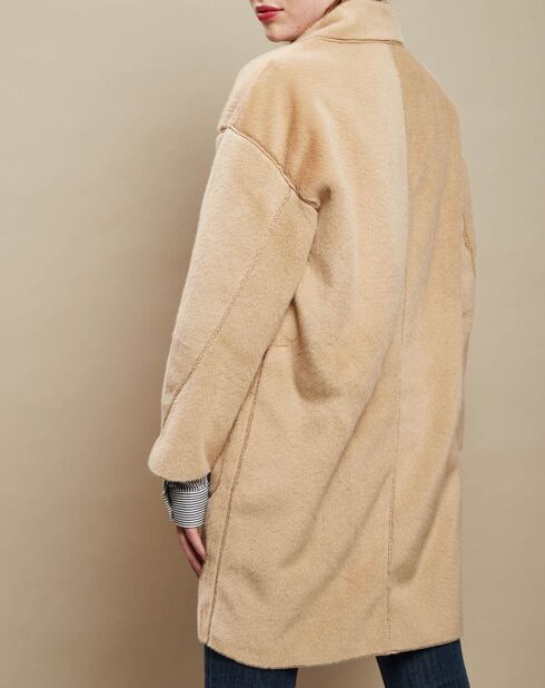 Taupe jas met knoopsluiting van imitatiebont