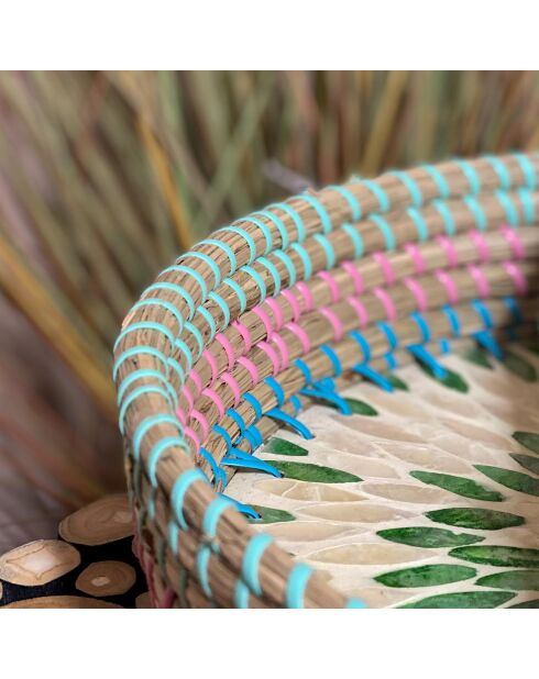 Rond dienblad van zeegras en schelpen Paros blauw/roze/groen - 33x6 cm