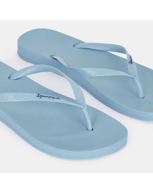 Kleuren: blauwe teenslippers