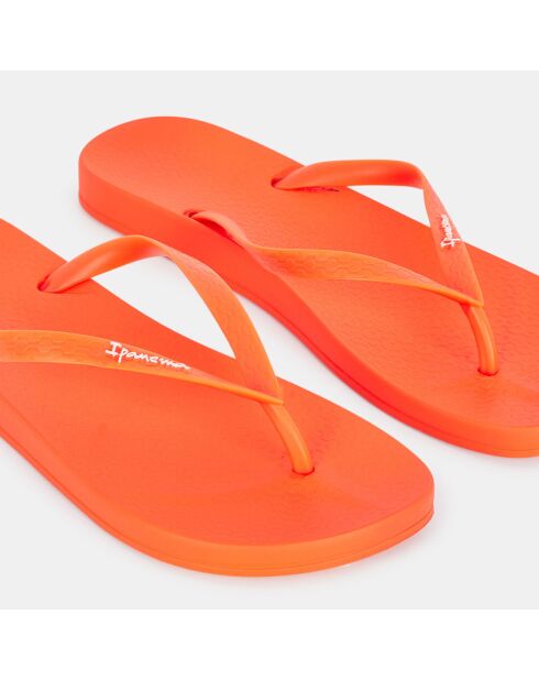 Kleuren: oranje teenslippers van gerecycled materiaal