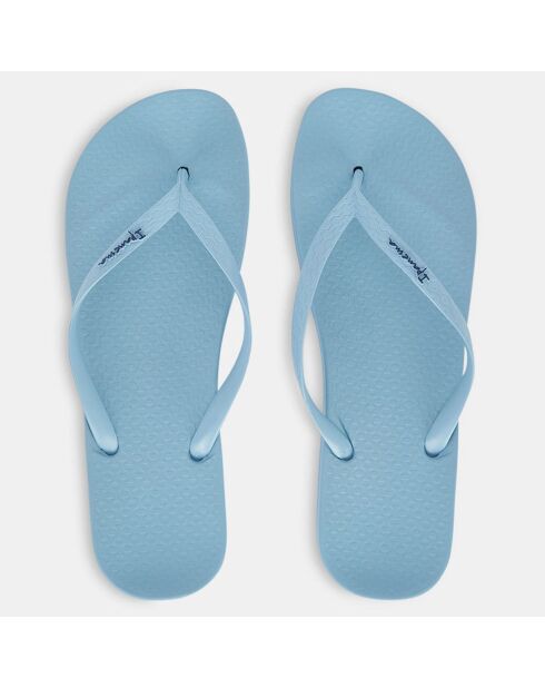 Kleuren: blauwe teenslippers