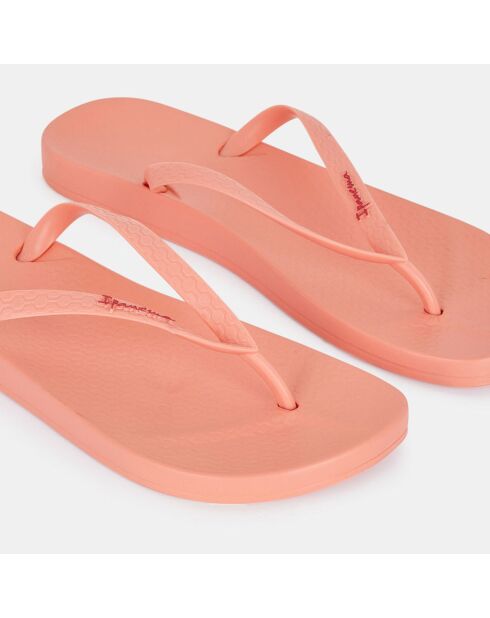 Kleuren: zalmroze teenslippers