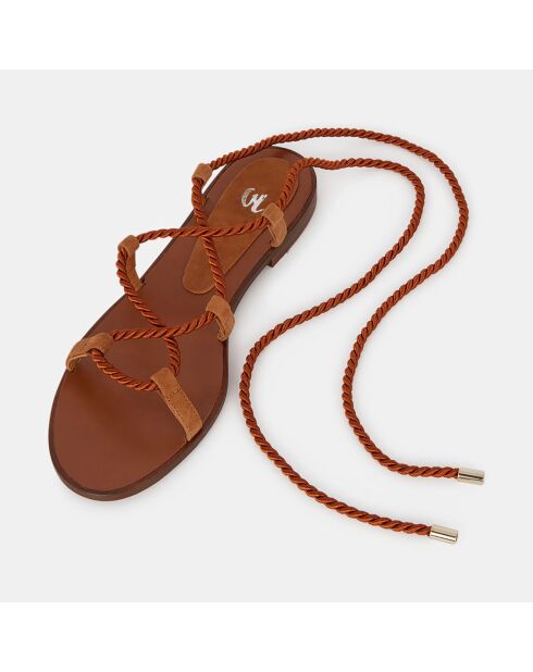 Camelkleurige sandalen van leer en touwtjes