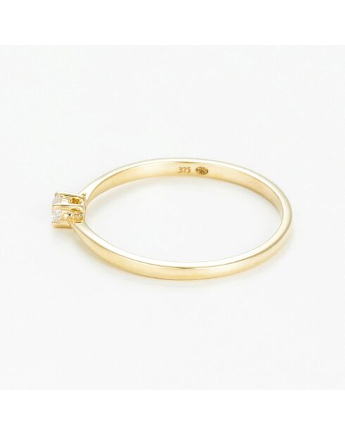 Geelgouden solitairering met delicate diamanten van 0,06 ct