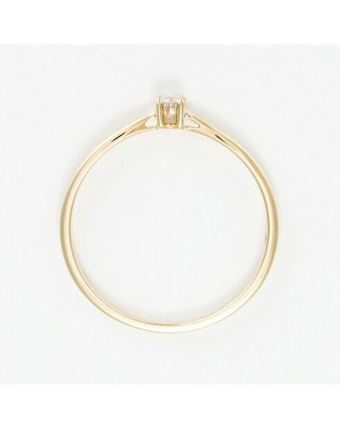 Geelgouden solitairering met delicate diamanten van 0,06 ct