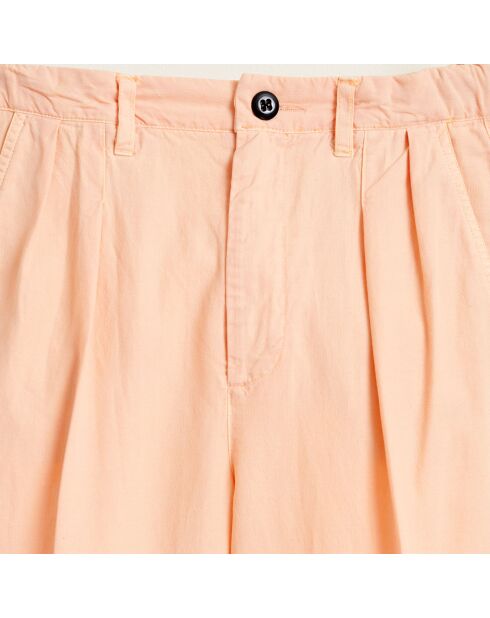 Pfirsichfarbene Hose mit lachsrosa Falten
