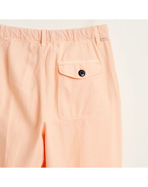 Pfirsichfarbene Hose mit lachsrosa Falten