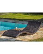 Lettino da sole impilabile Cancun in resina intrecciata color cioccolato - 190x62x47 cm