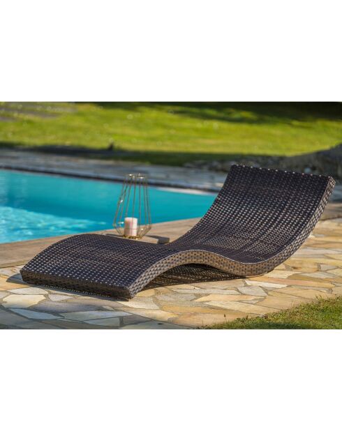 Lettino da sole impilabile Cancun in resina intrecciata color cioccolato - 190x62x47 cm