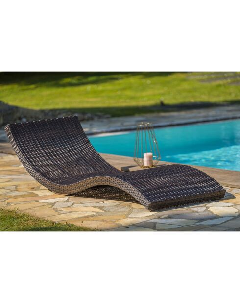 Lettino da sole impilabile Cancun in resina intrecciata color cioccolato - 190x62x47 cm