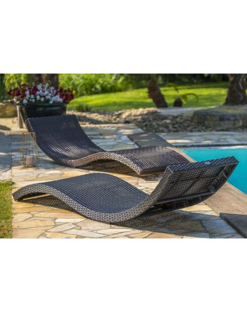 Lettino da sole impilabile Cancun in resina intrecciata color cioccolato - 190x62x47 cm