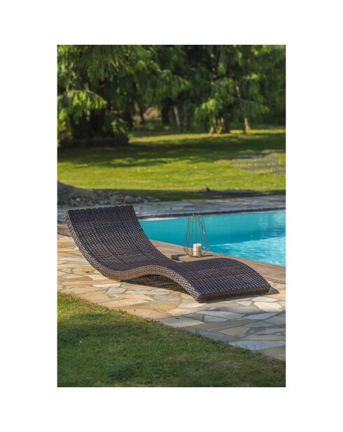 Lettino da sole impilabile Cancun in resina intrecciata color cioccolato - 190x62x47 cm