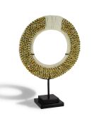 Collier de coquillages sur socle en métal linh blanc/beige/noir - H.37 cm