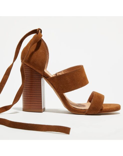 Camelkleurige leren sandalen met hak van 9,5 cm