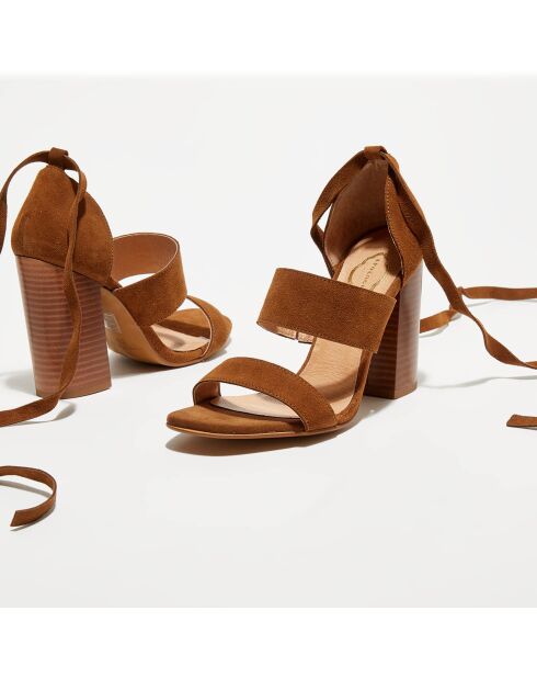 Camelkleurige leren sandalen met hak van 9,5 cm